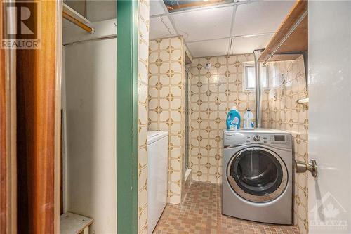 1116 Tara Drive, Ottawa, ON - Indoor Photo Showing Laundry Room