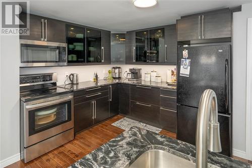 1114 Lakeshore Road, Sarnia, ON - Indoor Photo Showing Kitchen With Upgraded Kitchen