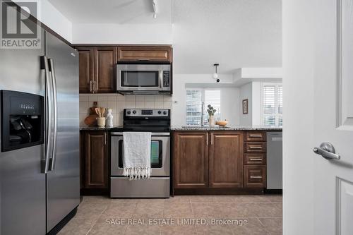 309 - 60 Fairfax Crescent, Toronto (Clairlea-Birchmount), ON - Indoor Photo Showing Kitchen With Stainless Steel Kitchen