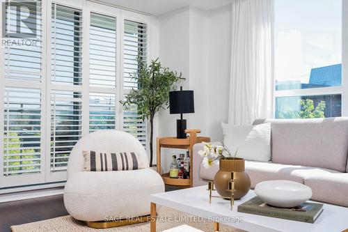 309 - 60 Fairfax Crescent, Toronto (Clairlea-Birchmount), ON - Indoor Photo Showing Living Room