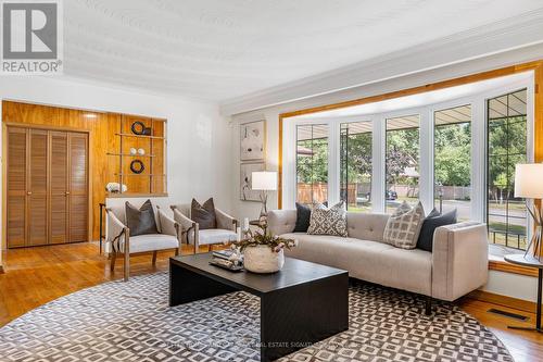 1679 Tarn Road, Mississauga, ON - Indoor Photo Showing Living Room