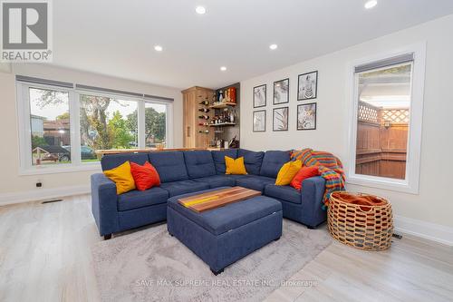 8 Esplanade Road, Brampton, ON - Indoor Photo Showing Living Room