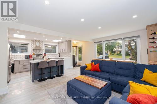 8 Esplanade Road, Brampton, ON - Indoor Photo Showing Living Room