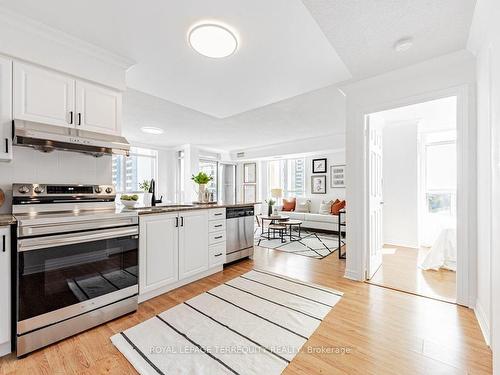 1112-225 Wellesley St E, Toronto, ON - Indoor Photo Showing Kitchen