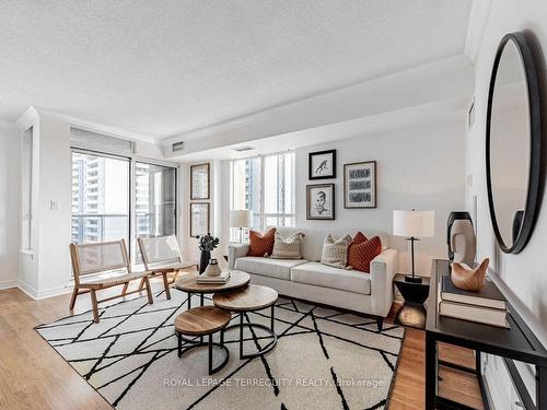 1112-225 Wellesley St E, Toronto, ON - Indoor Photo Showing Living Room