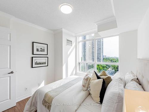 1112-225 Wellesley St E, Toronto, ON - Indoor Photo Showing Bedroom