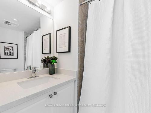 1112-225 Wellesley St E, Toronto, ON - Indoor Photo Showing Bathroom