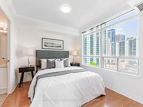 1112-225 Wellesley St E, Toronto, ON - Indoor Photo Showing Bedroom