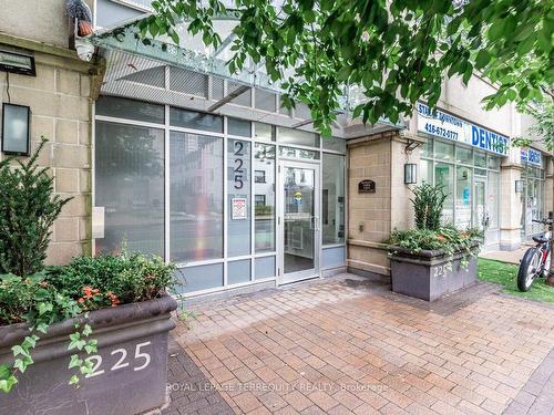 1112-225 Wellesley St E, Toronto, ON - Outdoor