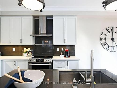 5 Sundew Lane, Richmond Hill, ON - Indoor Photo Showing Kitchen With Double Sink