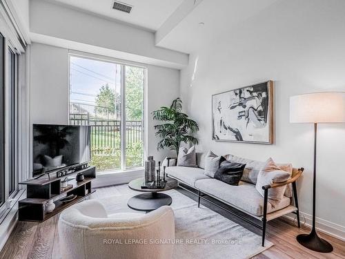 102-21 Park St E, Mississauga, ON - Indoor Photo Showing Living Room