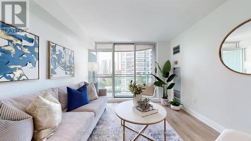 810 - 28 Pemberton Avenue, Toronto (Newtonbrook East), ON - Indoor Photo Showing Living Room