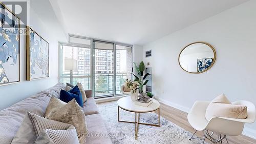 810 - 28 Pemberton Avenue, Toronto (Newtonbrook East), ON - Indoor Photo Showing Living Room