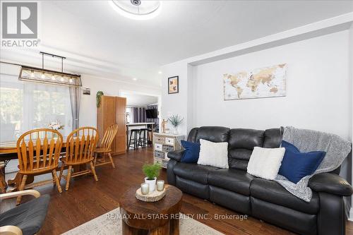 27 Lakeshore Road, Georgina, ON - Indoor Photo Showing Living Room