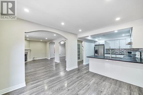 6096 Silken Laumann Way, Mississauga (East Credit), ON - Indoor Photo Showing Kitchen