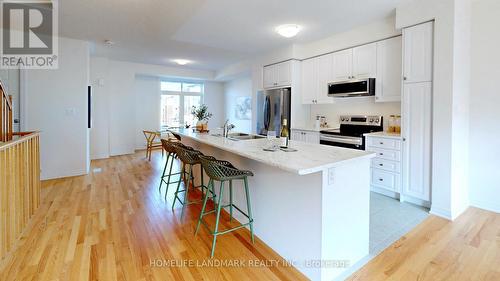 207 Vantage Loop, Newmarket (Woodland Hill), ON - Indoor Photo Showing Kitchen With Double Sink With Upgraded Kitchen