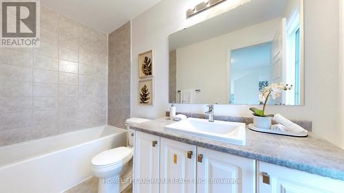 207 Vantage Loop, Newmarket (Woodland Hill), ON - Indoor Photo Showing Bathroom