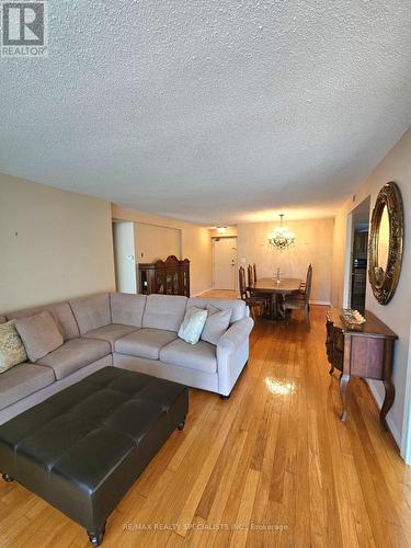 412 - 121 Woodbridge Avenue, Vaughan, ON - Indoor Photo Showing Living Room