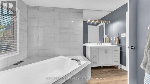 10 Mountainview Crescent, London, ON - Indoor Photo Showing Bathroom