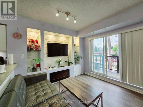 2035 - 3025 Finch Avenue W, Toronto (Humbermede), ON - Indoor Photo Showing Living Room