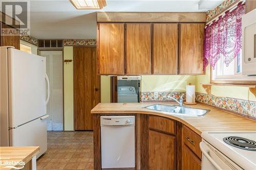 1034 Eighth Lane, Minden, ON - Indoor Photo Showing Kitchen With Double Sink