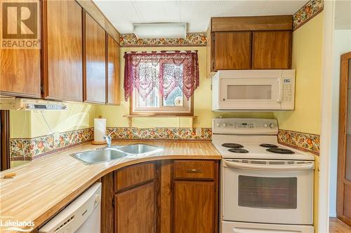 1034 Eighth Lane, Minden, ON - Indoor Photo Showing Kitchen With Double Sink