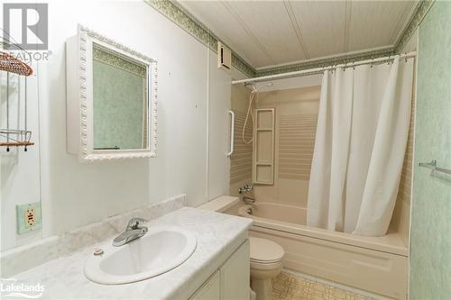 1034 Eighth Lane, Minden, ON - Indoor Photo Showing Bathroom