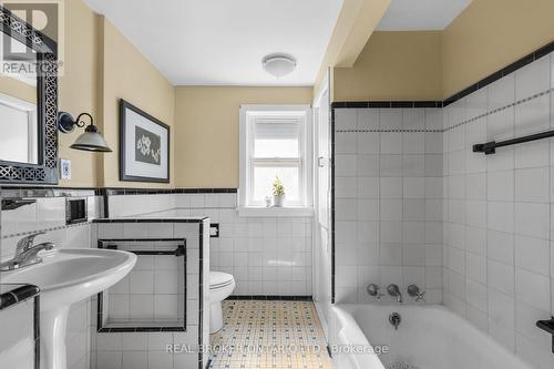 81 Clapperton Street, Barrie, ON - Indoor Photo Showing Bathroom