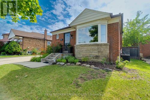 45 Mayall Avenue, Toronto (Downsview-Roding-Cfb), ON - Outdoor