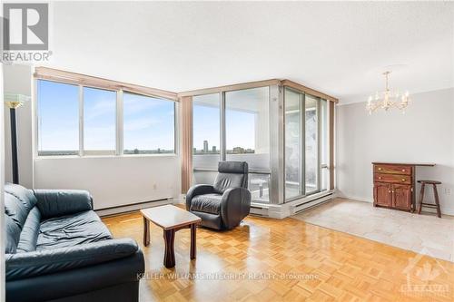 2304 - 530 Laurier Avenue W, Ottawa, ON - Indoor Photo Showing Living Room