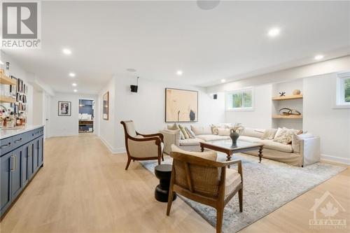 222 Pioneer Road, Russell, ON - Indoor Photo Showing Living Room