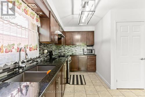 16 Hallen Road, Brampton, ON - Indoor Photo Showing Kitchen With Double Sink With Upgraded Kitchen