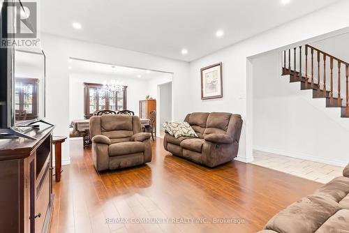 16 Hallen Road, Brampton (Fletcher'S West), ON - Indoor Photo Showing Living Room