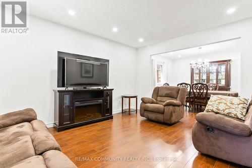 16 Hallen Road, Brampton (Fletcher'S West), ON - Indoor Photo Showing Living Room