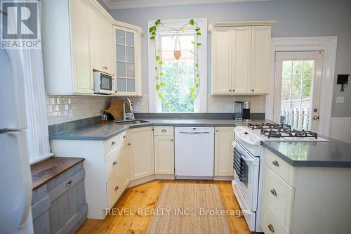 386 Maple Avenue S, Brant, ON - Indoor Photo Showing Kitchen