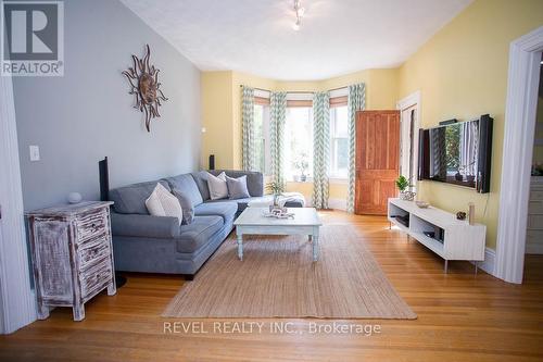 386 Maple Avenue S, Brant, ON - Indoor Photo Showing Living Room