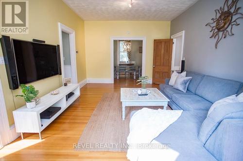 386 Maple Avenue S, Brant (Burford), ON - Indoor Photo Showing Living Room