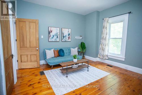 386 Maple Avenue S, Brant, ON - Indoor Photo Showing Living Room