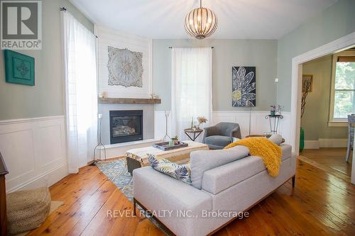 386 Maple Avenue S, Brant (Burford), ON - Indoor Photo Showing Living Room With Fireplace