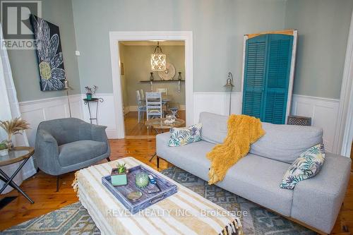 386 Maple Avenue S, Brant, ON - Indoor Photo Showing Living Room