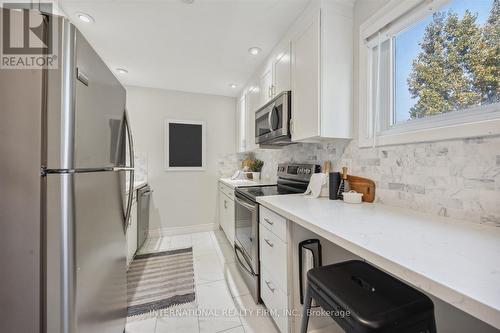 1 - 909 King Street W, Oshawa (Vanier), ON - Indoor Photo Showing Kitchen With Upgraded Kitchen