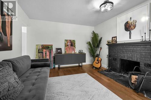 75 Grenfell Court, London, ON - Indoor Photo Showing Living Room With Fireplace