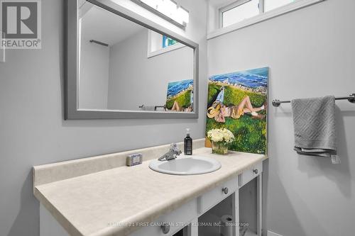 75 Grenfell Court, London, ON - Indoor Photo Showing Bathroom