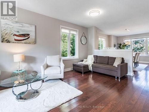 916 Mcduffe Crescent, Milton (Beaty), ON - Indoor Photo Showing Living Room