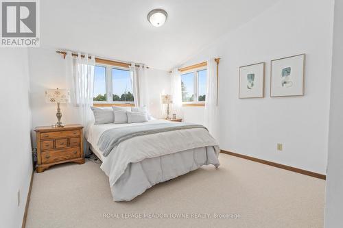 9433 Sideroad 10, Erin, ON - Indoor Photo Showing Bedroom