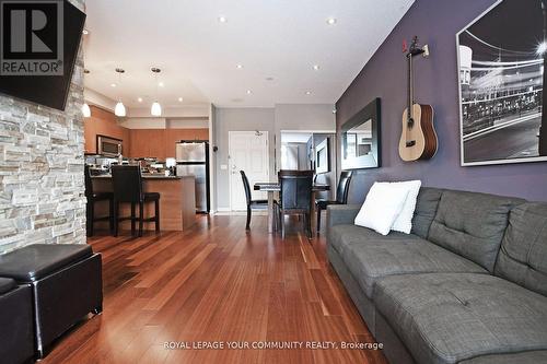 306 - 15450 Yonge Street, Aurora, ON - Indoor Photo Showing Living Room