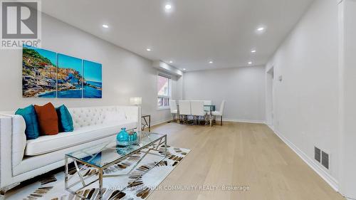 32 Muster Court, Markham, ON - Indoor Photo Showing Living Room