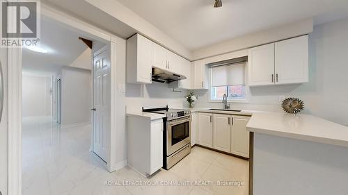 32 Muster Court, Markham, ON - Indoor Photo Showing Kitchen With Upgraded Kitchen