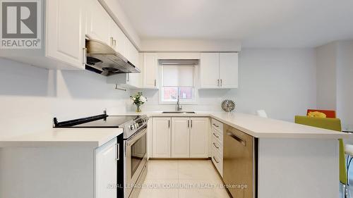 32 Muster Court, Markham, ON - Indoor Photo Showing Kitchen With Upgraded Kitchen