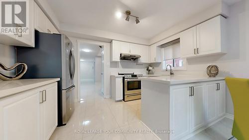 32 Muster Court, Markham, ON - Indoor Photo Showing Kitchen With Upgraded Kitchen